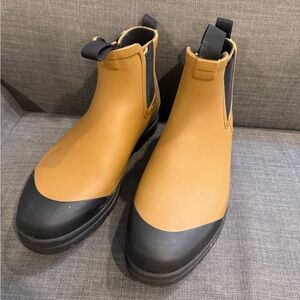 Everlane Tan and Black Chelsea Boots